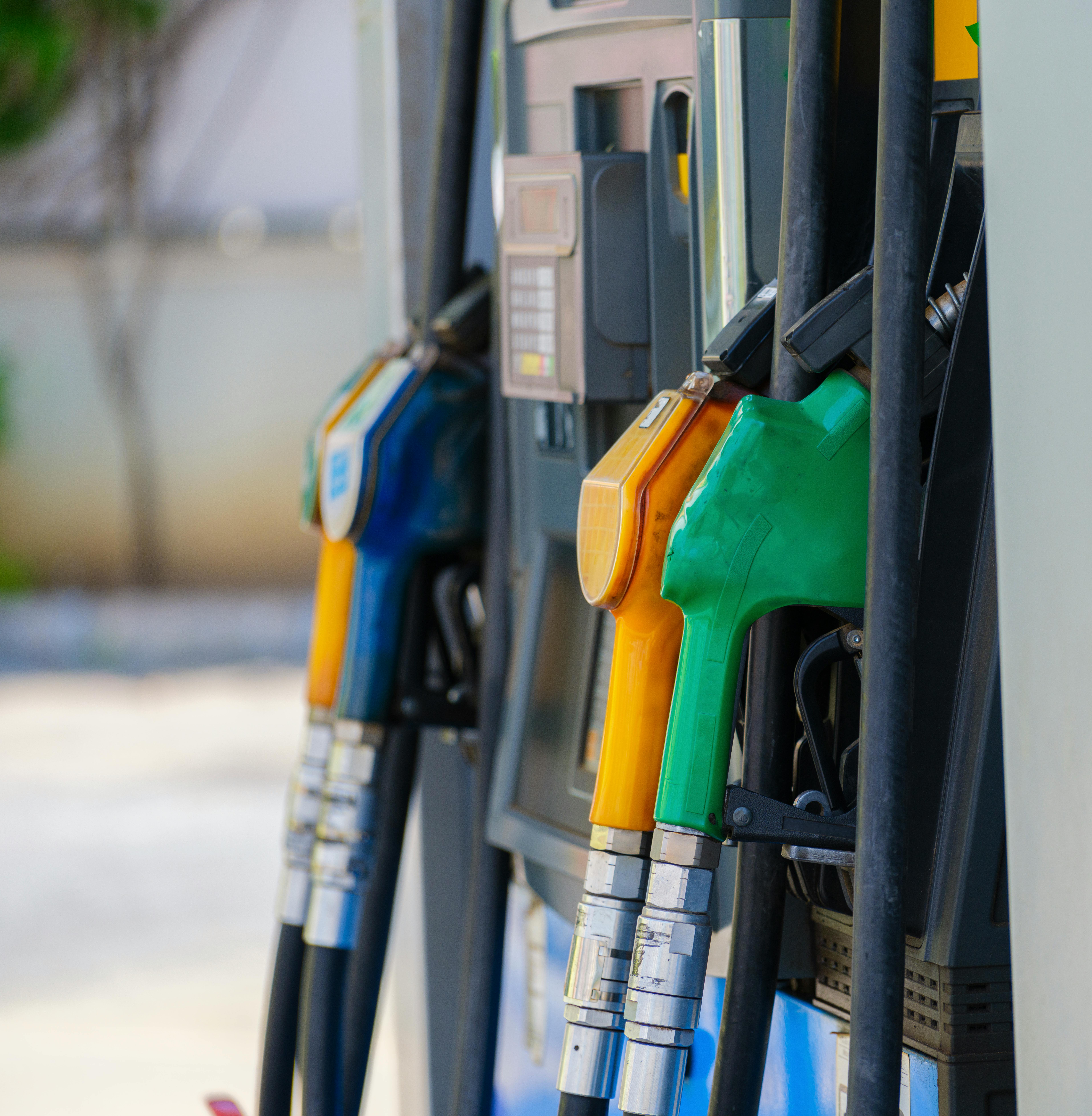 Elektromobilis vs. benzinas 2026 m. – tikrasis kaštų palyginimas