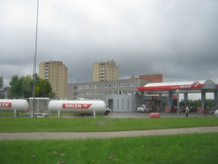 Kaip degalinės nustato kainą prie kolonėlės – nuo Roterdamo iki Lietuvos