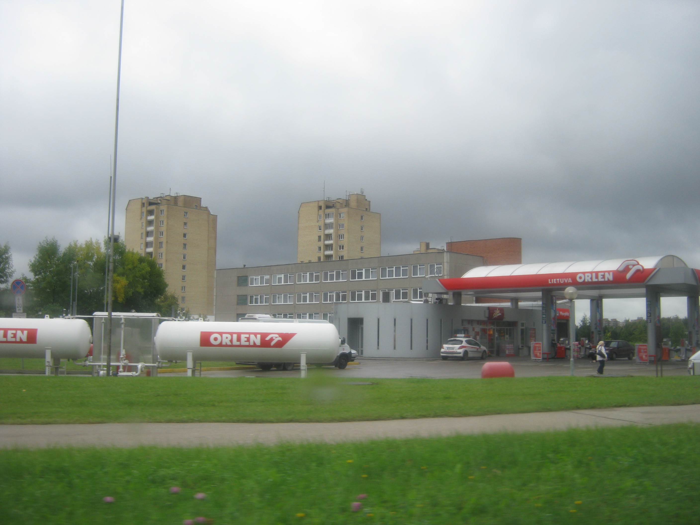 Kaip degalinės nustato kainą prie kolonėlės – nuo Roterdamo iki Lietuvos